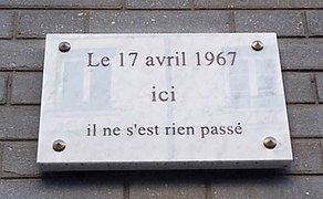 Plaque sur la façade du 50-52, rue de Charenton (vue en 2019).
