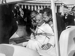 Papež Jan Pavel II. několik okamžiků po střelbě během atentátu