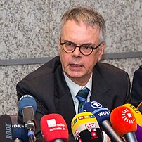 Le chef de la police de Cologne Wolfgang Albers, lors d'une conférence de presse traitant des agressions sexuelles du Nouvel An 2016. (définition réelle 2 554 × 2 554)
