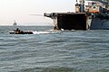 一輛韓國國軍的兩棲突擊載具在萬里浦灘附近的黃海駛離美國海軍朱諾號船塢登陸艦（英语：USS Juneau (LPD-10)），2006年鷂鷹演習
