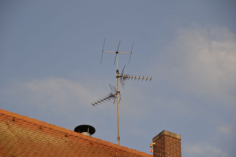 File:Roof mounted terrestrial television antenna.JPG