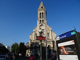 Une des bouches d'accès etl'église Notre-Dame-du-Rosaire.