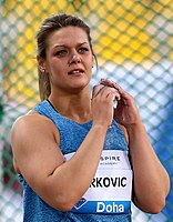 Europameisterin Sandra Perković, 2012 Olympiasiegerin, 2013 Weltmeisterin und 2015 Vizeweltmeisterin, errang ihren vierten EM-Titel in Folge