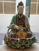 Ming glasert leirgods statue av en sittende Buddha