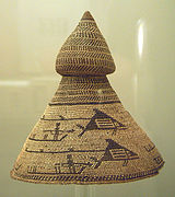 Cedar bark hat, Nuu-chah-nulth. Museo de América, Madrid, Spain.