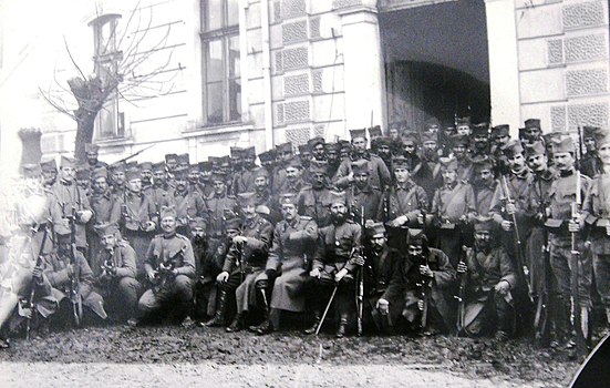 Српски војници у Битољу пред зградом турске војне академије (Први балкански рат 1912)