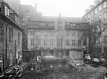 The courtyard in 1916 with a sign reading "Waldemar Bau, Snedkermester"