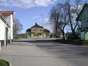 Södertäljevägen med gamla stationshuset i fonden.