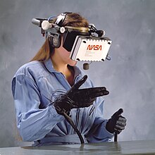 Uma trabalhadora da Nasa a utilizar o sistema de Realidade Virtual "The View"