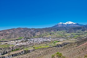 Panorama grada u planinama