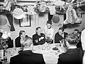 Le jour de Noël 1942 dans le carré des officiers (en) à bord du HMS Malaya, Scapa Flow. Le capitaine reçoit le dessert.