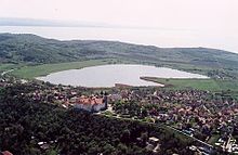 Interna lago en Tihany, antaŭ la lago la vilaĝo videblas, fone Balatono