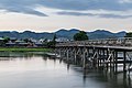 Pont sur la rivière Katsura à l'ouest de Kyoto au Japon. Image du jour le 12 novembre 2019.