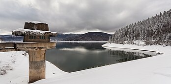 Cenário de inverno da torre de observação, represa e lago de Mavrovo, Parque Nacional de Mavrovo, República da Macedônia. Fundado em 1949, é o maior dos três existentes no país, com 780 km2, tendo o lago 10 km de comprimento por 5 km de largura. (definição 5 375 × 2 657)