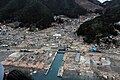 東北地方太平洋沖地震に伴って発生した津波で壊滅した大槌町赤浜地区の岩手造船所付近。画面中央に見える白い船については本文 (1. 2) を参照のこと。2011年3月15日撮影。