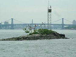 Az U Thant-sziget északról, háttérben a Williamsburg híd.