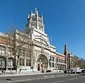 Victoria & Albert Museum Entrance, Londýn, Velká Británie - Diliff.jpg