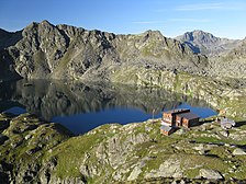 Schronisko Wangenitzseehütte nad brzegiem jeziora Wangenitzsee