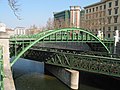 A vonal egyik nevezetessége, a műemlék Zollamtsbrücke a Wien folyó fölötti híd (Schwedenplatz és Landstraße között)