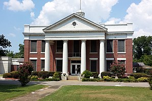 Yell County Courthouse in Dardanelle (2013). Dieses 1914 errichtete Courthouse ist das Gerichts- und Verwaltungsgebäude für den Dardanelle-Bezirk innerhalb des Countys. Es ist seit September 1992 im NRHP eingetragen.[1]