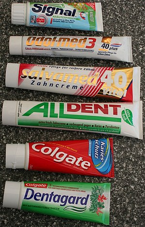Zahncremetuben verschiedener Hersteller
