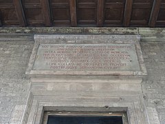 Plaque commémorant la découverte du temple.