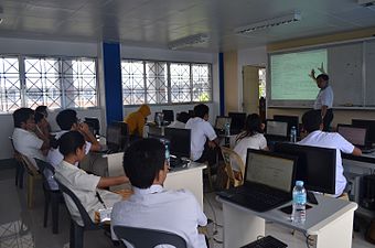 Jojit Ballesteros gives a lecture and demonstration on how to edit Wikipedia