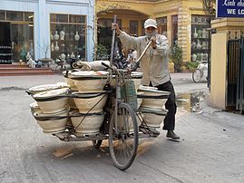 Transport de céramiques à Bát Tràng, près de Hanoï. (définition réelle 2 560 × 1 920)