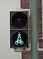Semáforo peatonal combinado con uno para ciclistas.