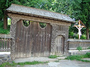 Poarta de lemn a bisericii