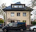 Mehrfamilienhaus mit Einfriedung und Vorgarten