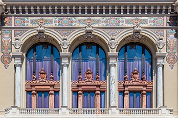 Balcon de la façade sud-est du casino de Monte-Carlo, belvédère dominant la Méditerranée. (définition réelle 3 786 × 2 520)