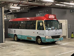 来回南丰纱厂和港铁荃湾站的红色小巴接驳专车，停于南丰纱厂停车场内的候车处