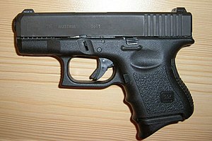 English: Subcompact Glock 26 with tritium nigh...