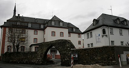 Oude muur voor het college en de pastorie