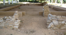 Edificação protogeométrica (século X a.C.) escavada em Lefkandi, uma vila costeira na ilha de Eubéia (Grécia). Vista a partir da porta principal