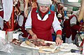 카자흐스탄의 젤레니 바자르(Зеленый базар)에서 카즈를 만드는 상인