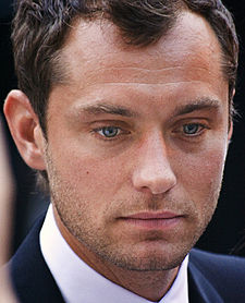 Jude Law na filmovém festivalu v Torontu v roce 2007.