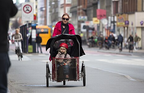Dona amb una nena a Copenhaguen