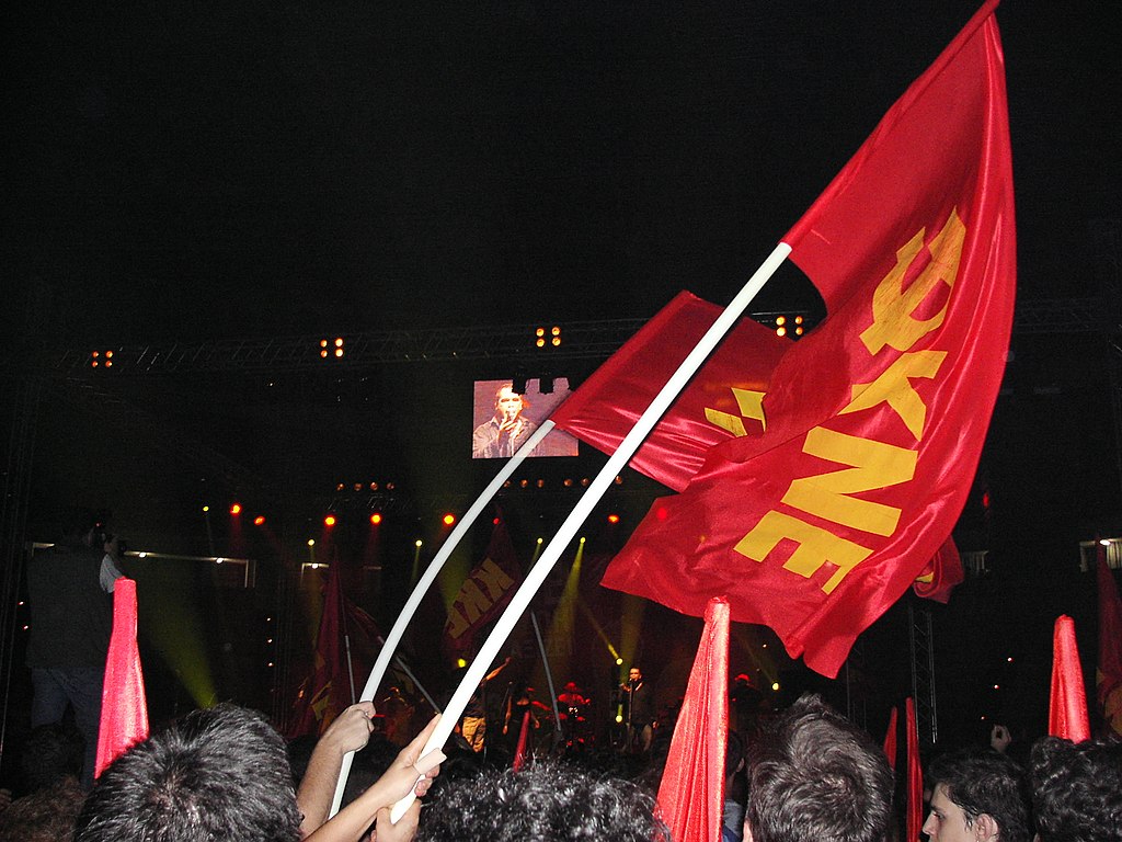 http://upload.wikimedia.org/wikipedia/commons/thumb/a/ac/KNE-Odigitis-festival-flag.jpg/1024px-KNE-Odigitis-festival-flag.jpg