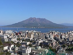 Kagoshima med vulkanen Sakurajima i bakgrunnen.