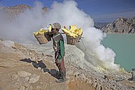 Miniere di zolfo vicino alla riva del lago, Kawah Ijen