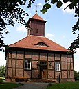 Dorfkirche und Grabplatten an der Westseite der Kirche