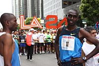 Der Titelverteidiger und Vizeweltmeister von 1999 Benjamin Limo (rechts, beim Los-Angeles-Marathon 2009) – erreichte Platz fünfzehn