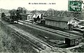 La gare au début du XXième siècle, bâtiment marchandises et plaque tournante au premier plan.