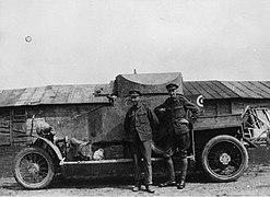 Soldados de la Russian Armoured Car Division con un Lanchester.