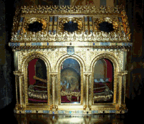 La châsse de saint Lazare avec son chef.