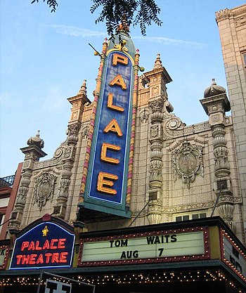 English: Full sign of the Louisville Palace, b...
