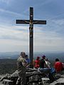 Sur la montopinto estas lokigita montopinta kruco