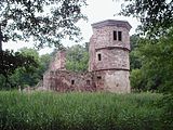 Руїни оточеного ровом замку в Крайхталь-Менцінгені